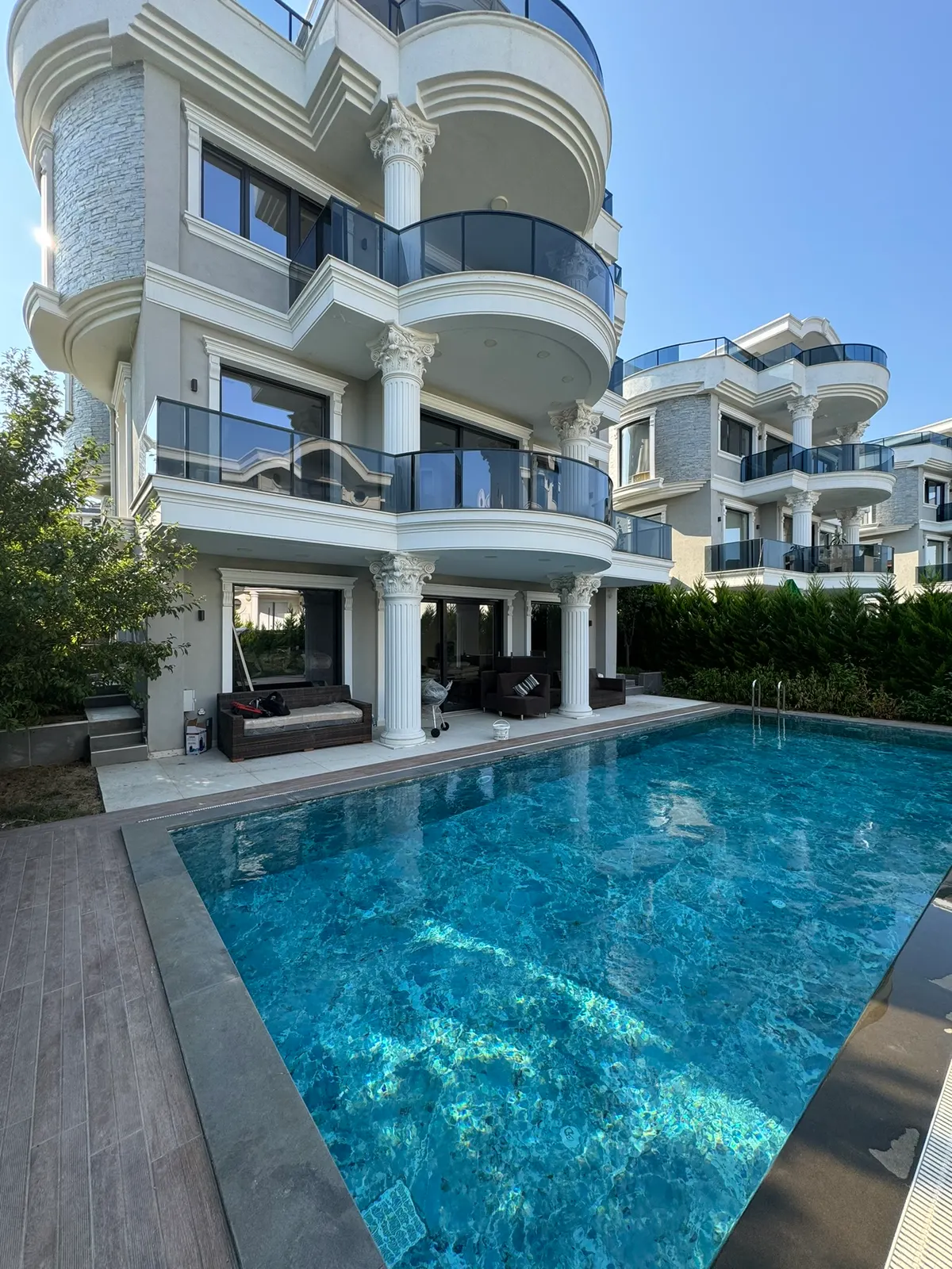 Bursa Nilüfer villa projesi — havuz ve cephe görünümü
