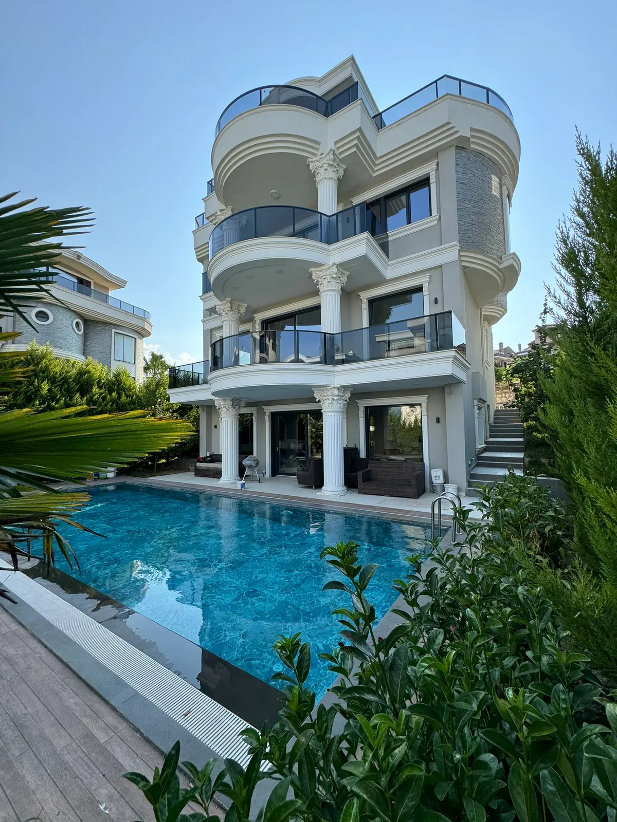 Bursa Nilüfer villa projesi — bahçe ve havuz cephesi