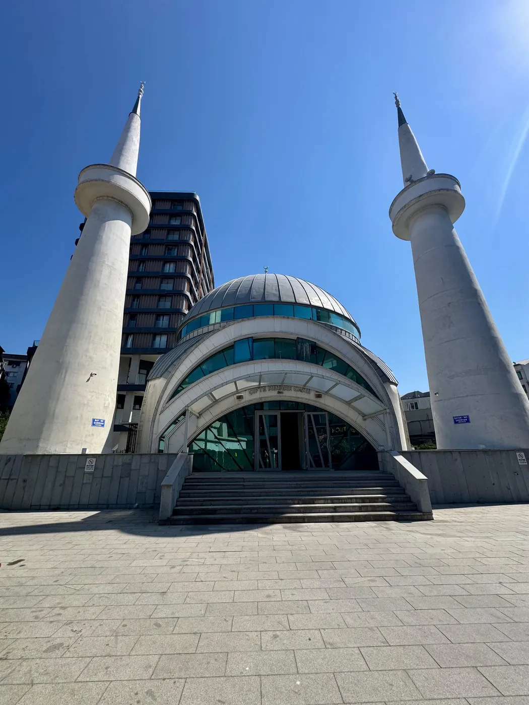 Çifte Minare Camii — giriş cephesi ve minareler