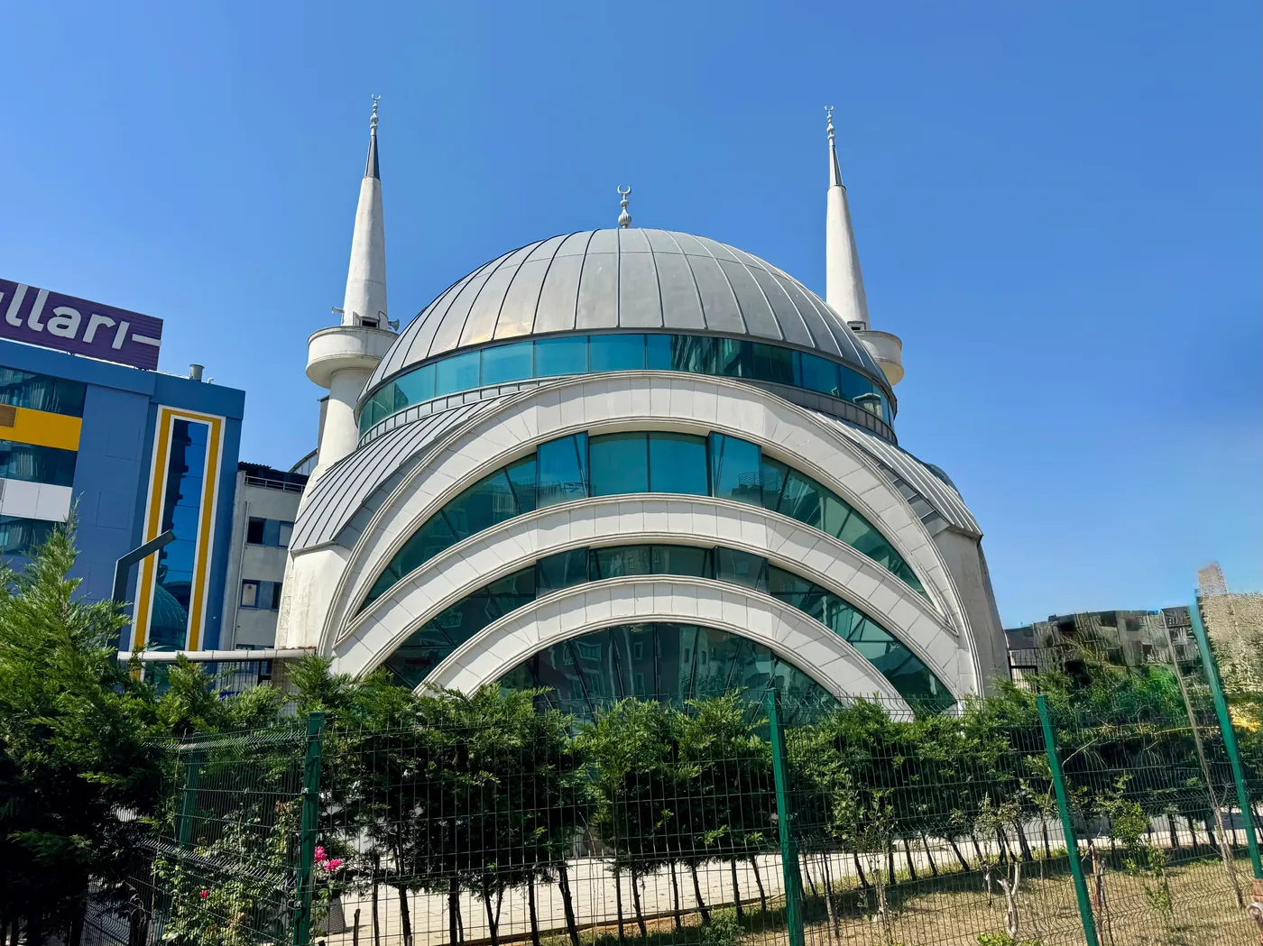 Çifte Minare Camii — kubbe ve cam cephe görünümü