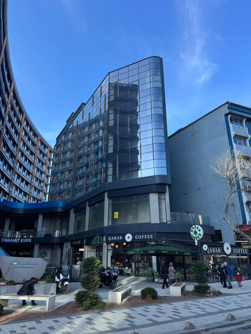Novi Bazaar — cam cepheli köşe bloğu