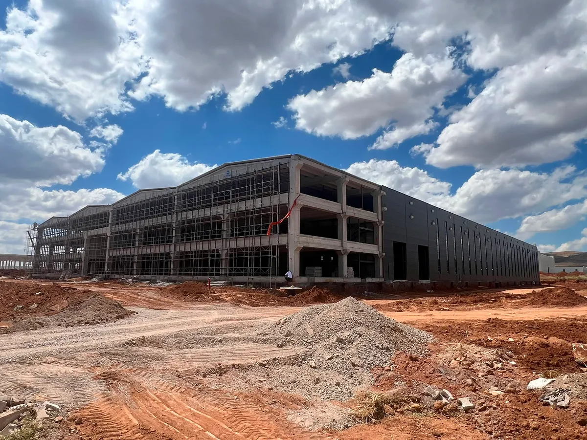 Sivas fabrika inşaatı — betonarme taşıyıcı sistem ve cephe kaplaması