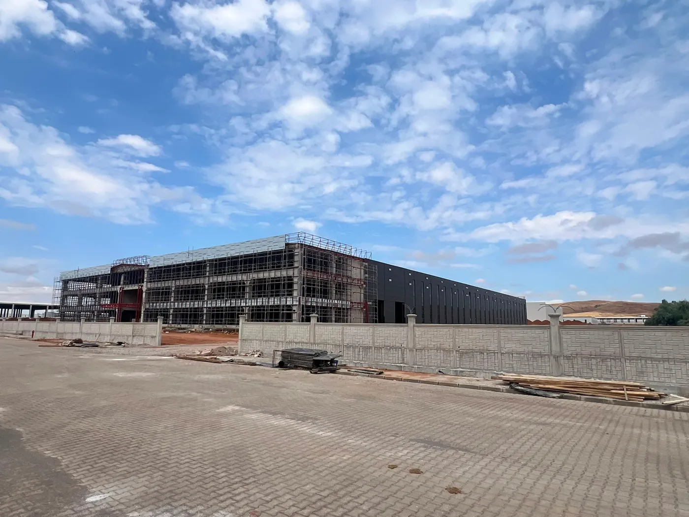 Sivas fabrika inşaatı — çevre duvarı tamamlanmış saha görünümü