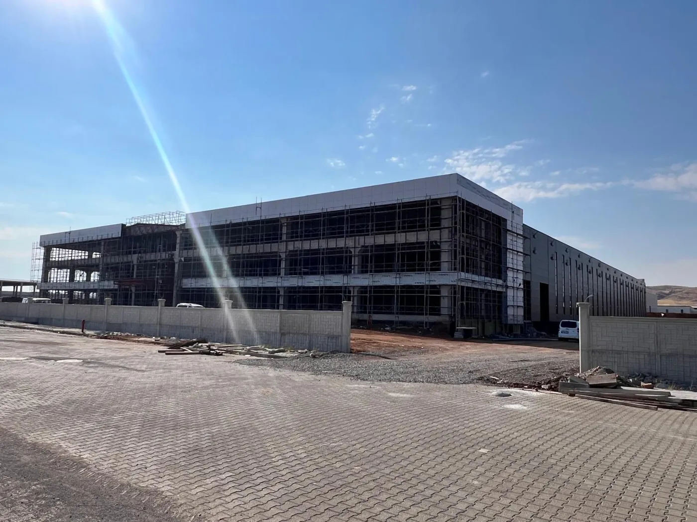 Sivas fabrika inşaatı — idari blok ve üretim holü cephesi